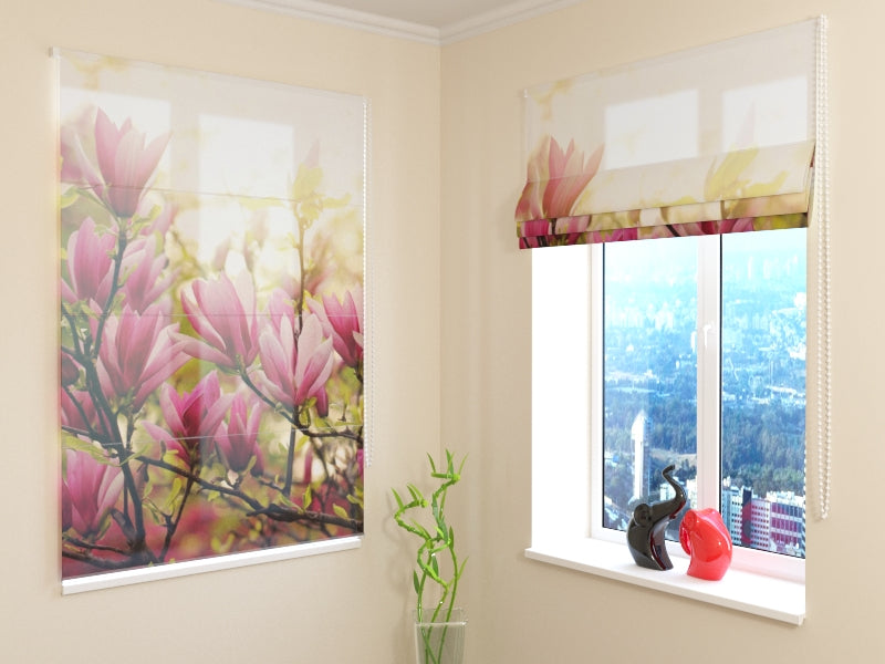 Árbol de magnolia ciego romano en los rayos del sol