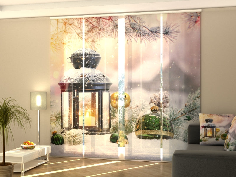 Rideau à panneaux coulissants Lanterne de Noël avec des branches de sapin sur la neige