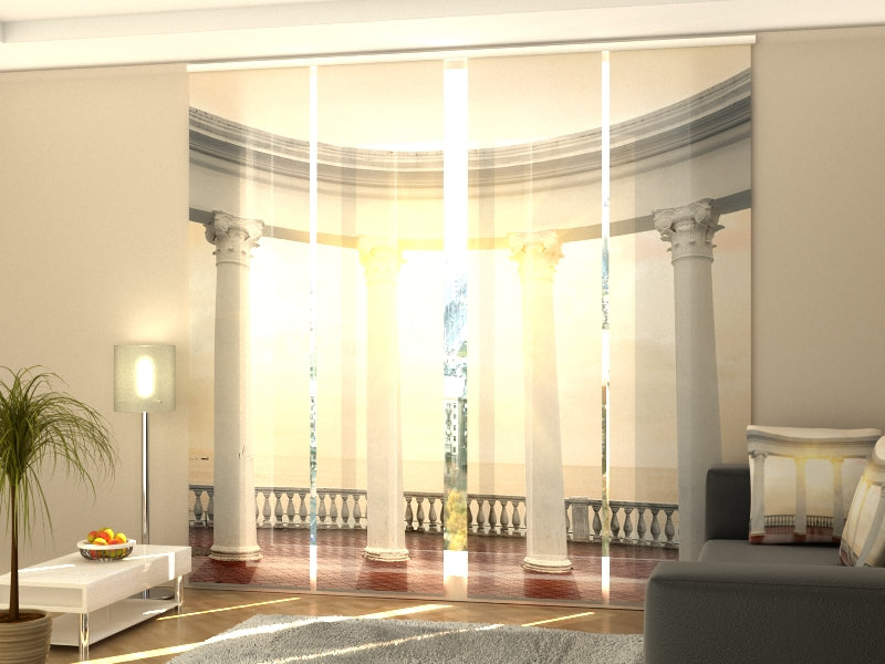 Conjunto de 4 Paneles de Columnas Blancas en un Paseo Marítimo